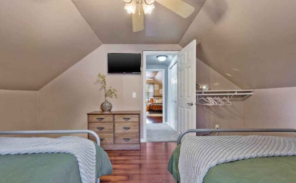 Building Photo - 1071 Kenwood St