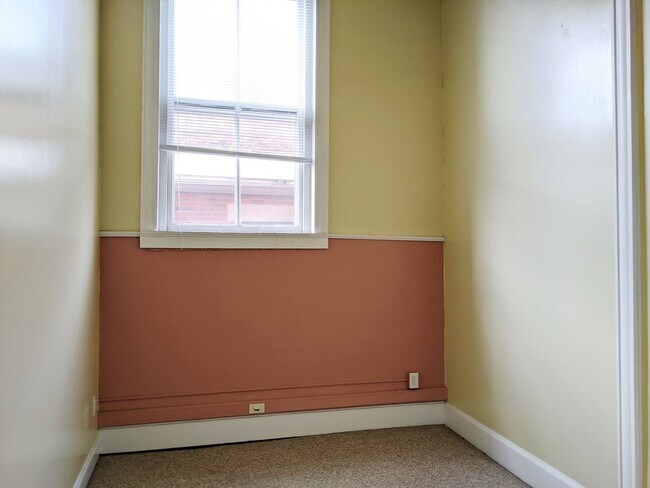 Building Photo - Redmen - Residential