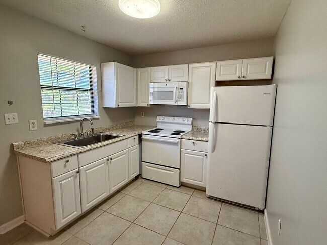 Building Photo - Maryville 37803 - Available September 1st! Charming 1-bedroom, 1-bath Duplex for rent in Blount C...