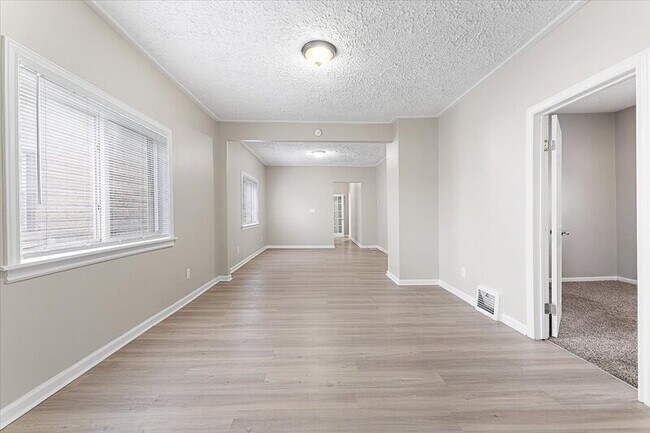 Building Photo - 647 Elm St