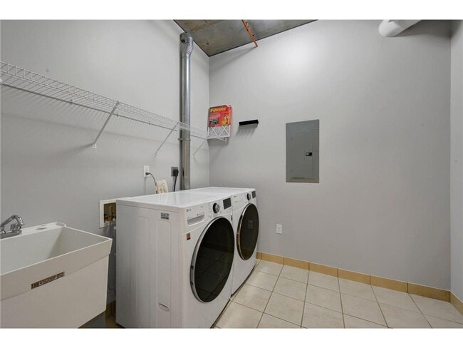 Building Photo - 150 NE 2nd St