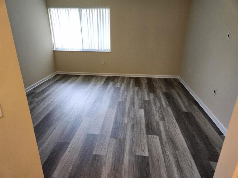 Building Photo - 731 N Pine Island Rd