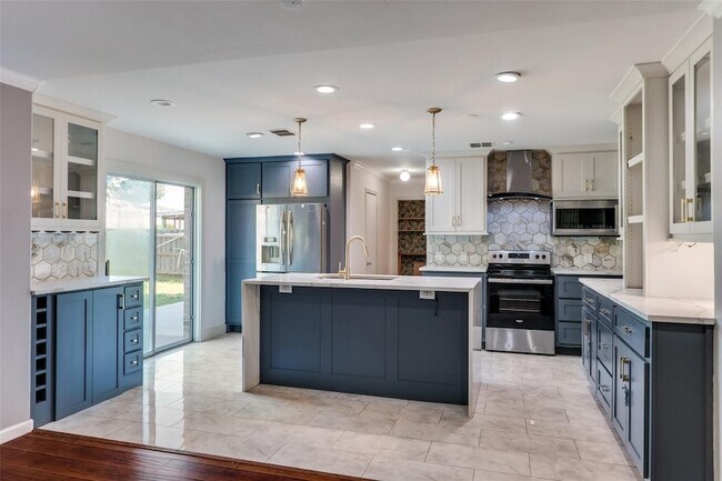 Building Photo - 320 S Mesa Verde Way