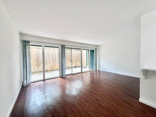 Building Photo - Modern 2/2.5/1 Townhome Across From The Me...