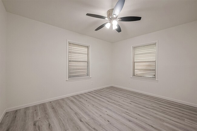 Building Photo - 715 W 9th St