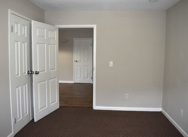 Building Photo - ONE-3 BED/3 BATH UNIT AVAILABLE AUGUST 15TH!
