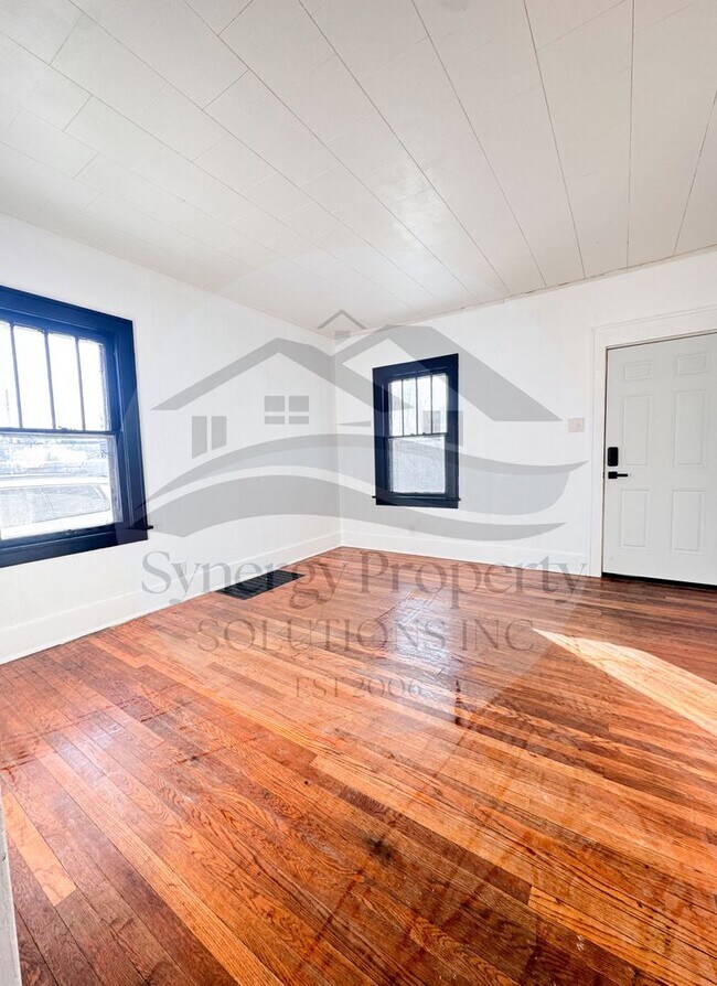 Building Photo - 2 Bedroom Available Now