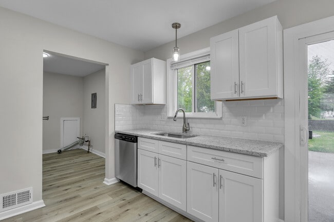 Building Photo - 2331 Deerfield Ct