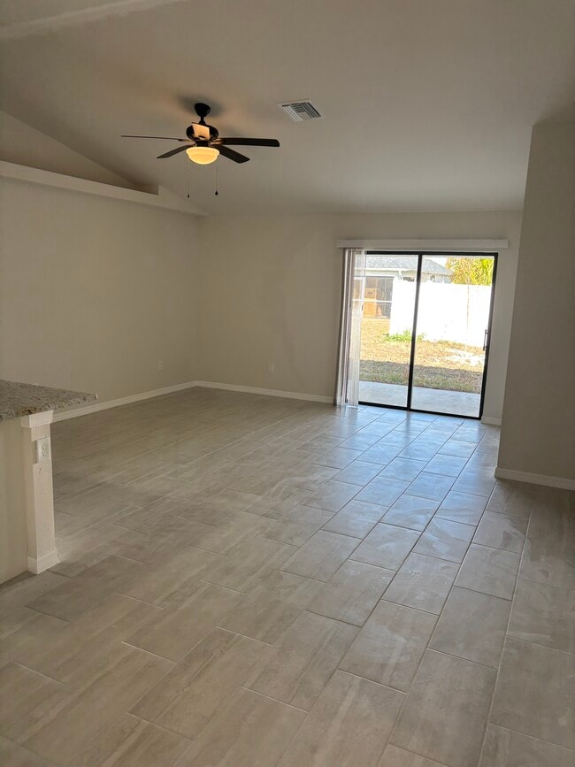 Building Photo - 1045 SE 11th Terrace