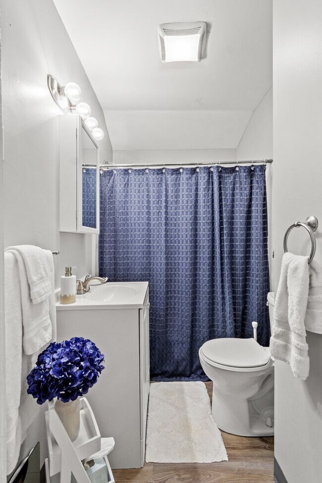 Building Photo - Sensational 2 bedroom home in Beechview available May 1!