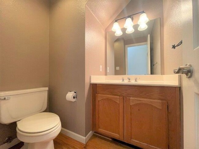 Building Photo - Clayton Beautiful 3 bedroom 2.5 bathroom w...