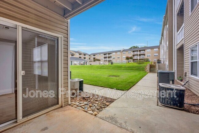 Building Photo - 305 Country Club Dr NE