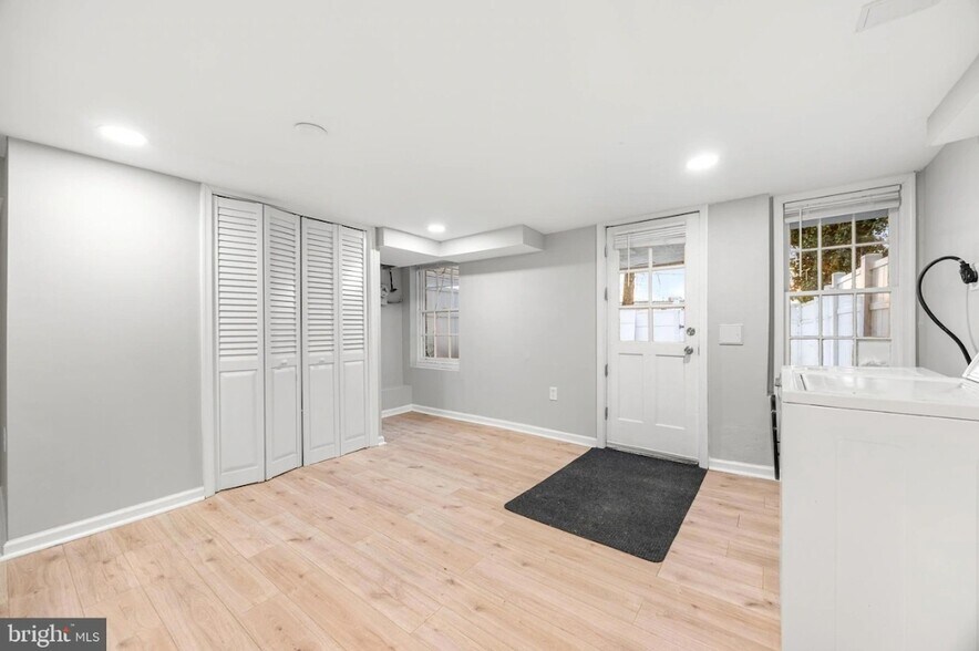 Building Photo - 4633 Kernwood Ave