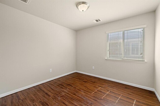 Building Photo - 1704 Willow Vista