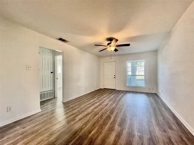 Building Photo - 312 W William Cannon Dr