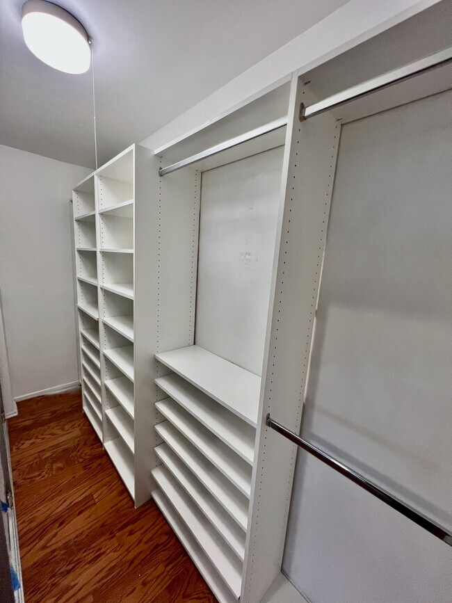 Master Closet - 5352 Bayer Pl