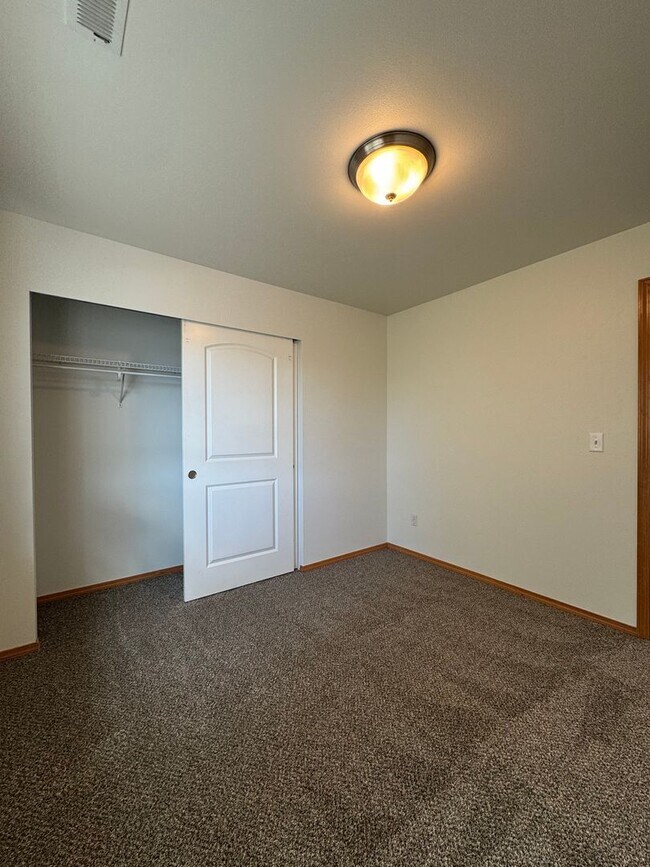 Building Photo - Large 4 Bed Rental in Established Neighbor...