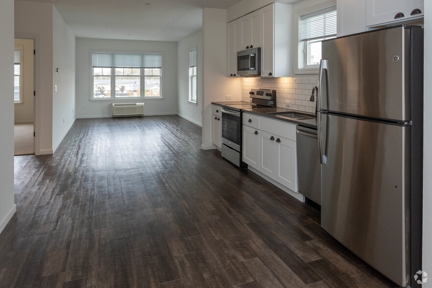 1BR,1BA 854SF - Kitchen/Living Room - Greybarn Amityville
