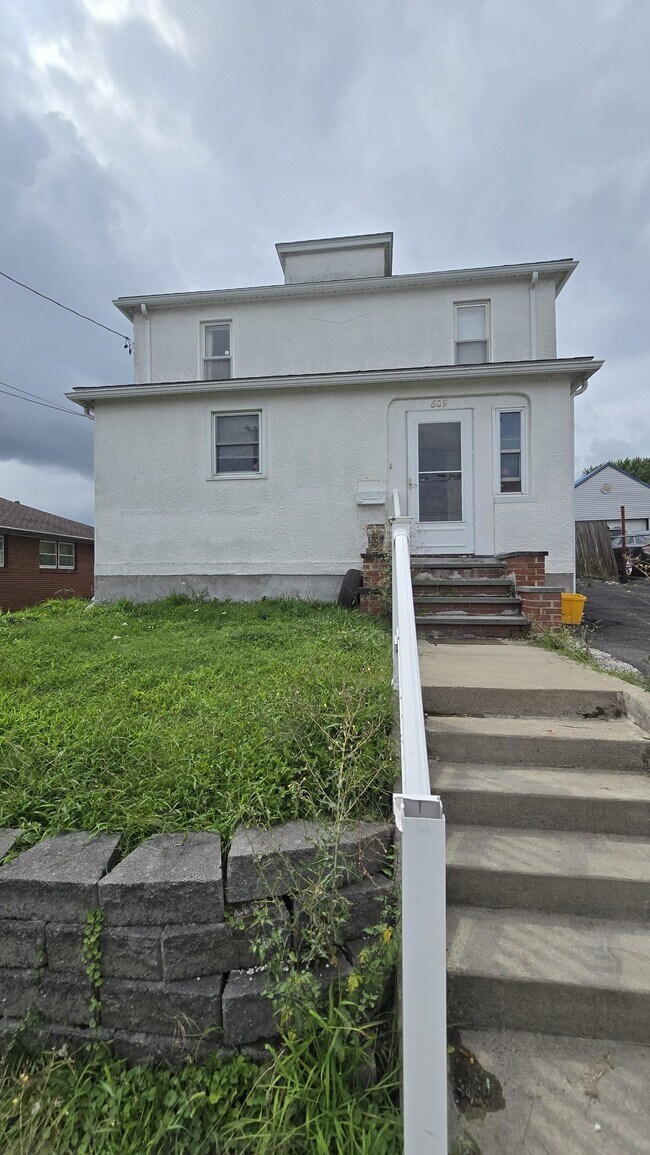 Building Photo - 609 Oak Hill Ave