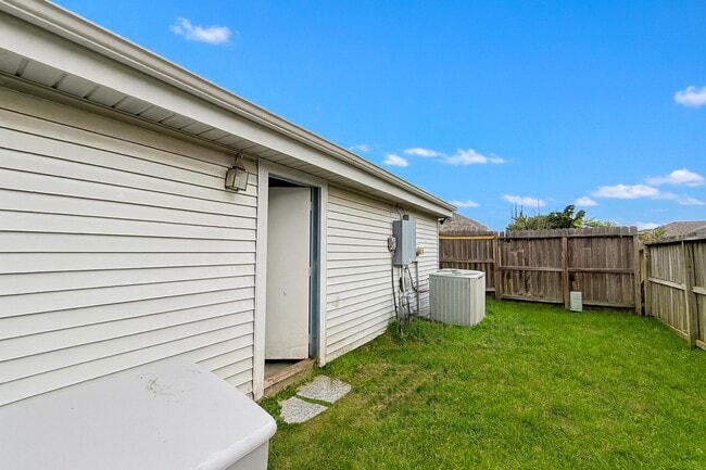 Building Photo - 11135 Bellspring Dr