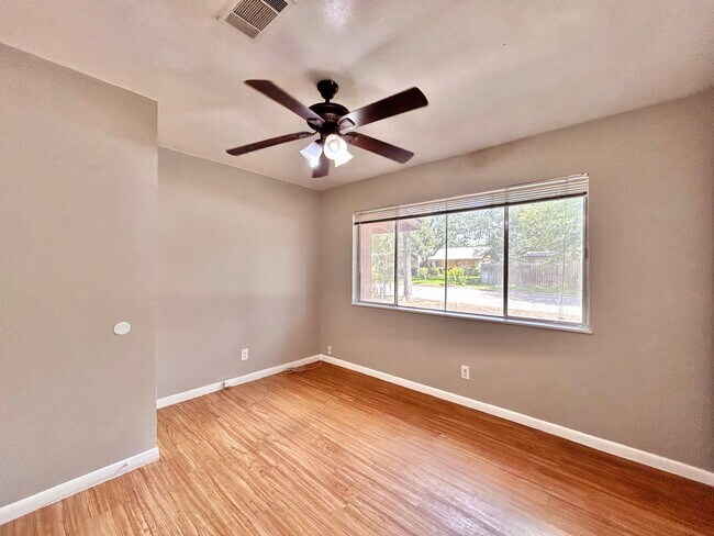 Building Photo - 3 Bed, 2 Bath Home – Fully Equipped & Move...