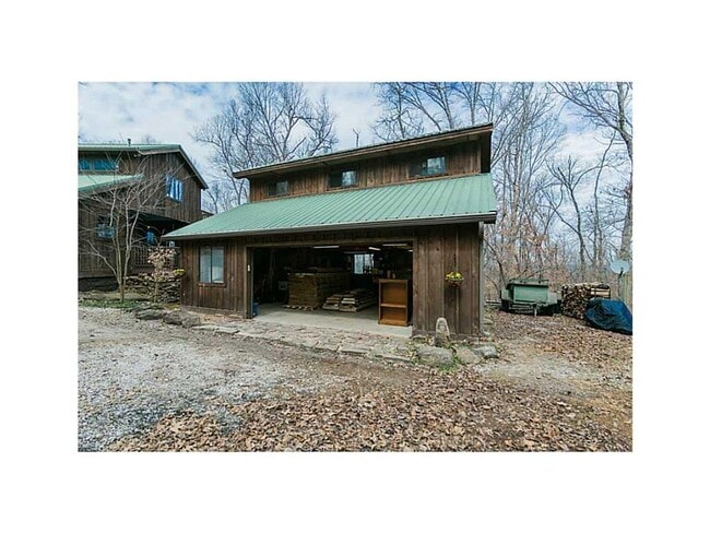 Building Photo - 4 bedroom rustic home, private acreage