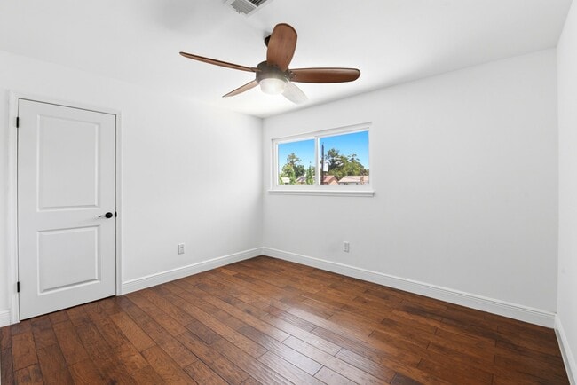 Building Photo - 4810 Bayou Vista Dr