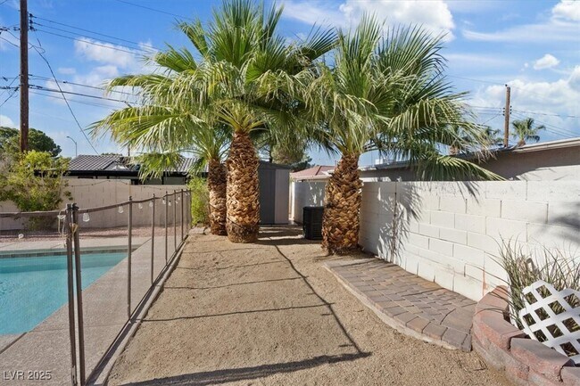 Building Photo - 1609 Chapman Dr