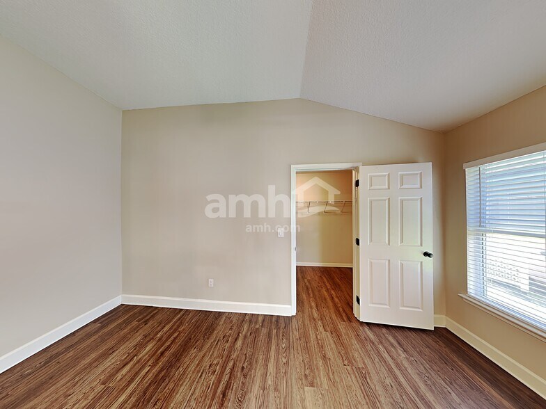 Building Photo - 805 Putters Green Way N