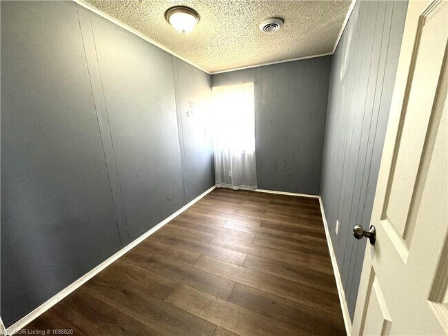 Building Photo - 107 S Oak St