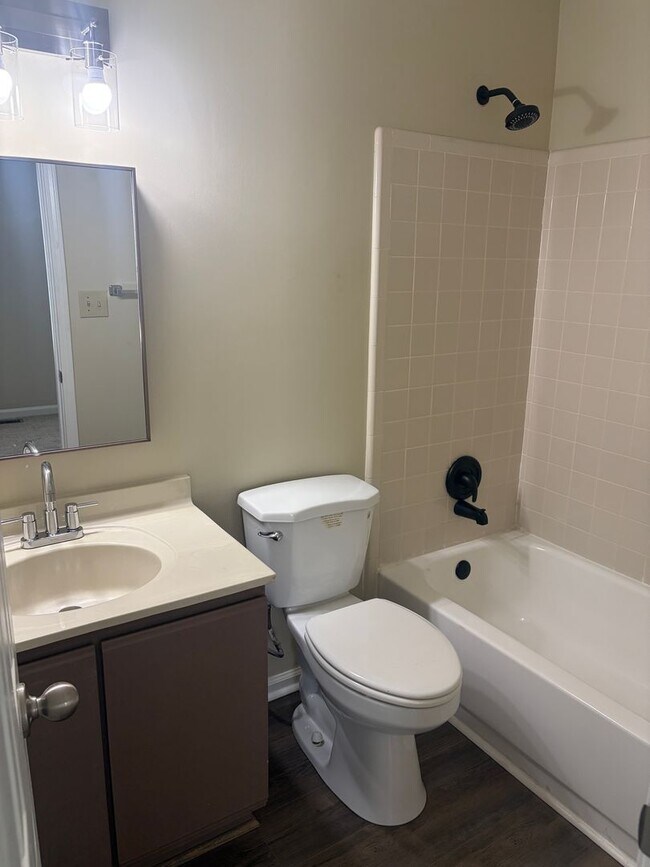 Building Photo - Stepless Townhome