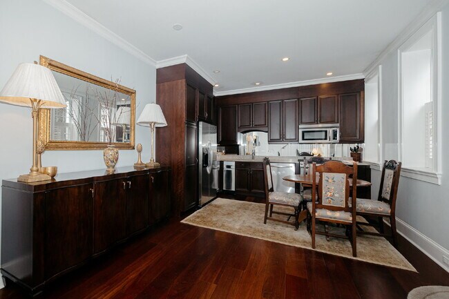 Building Photo - Spacious 1-Bedroom Fully Furnished Townhome in Historic Charleston!