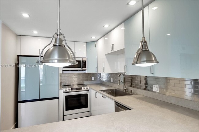 Building Photo - 100 Bayview Dr