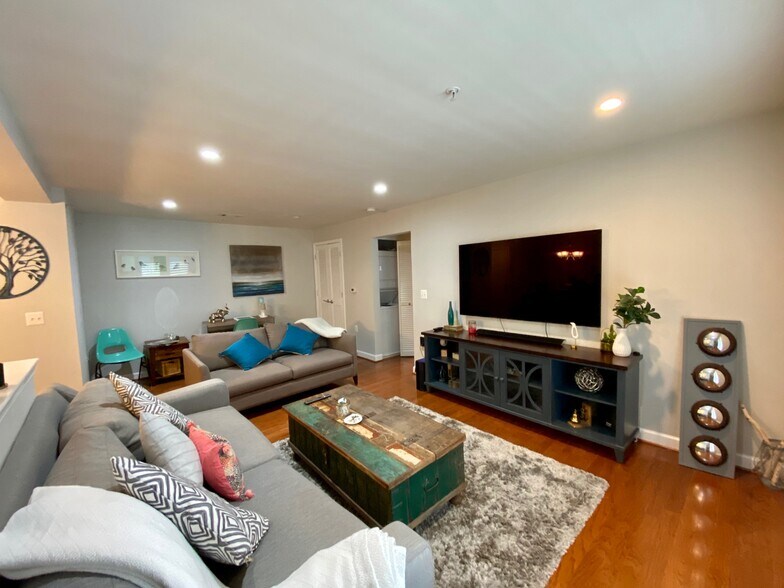 living space - 4149 S Four Mile Run Dr