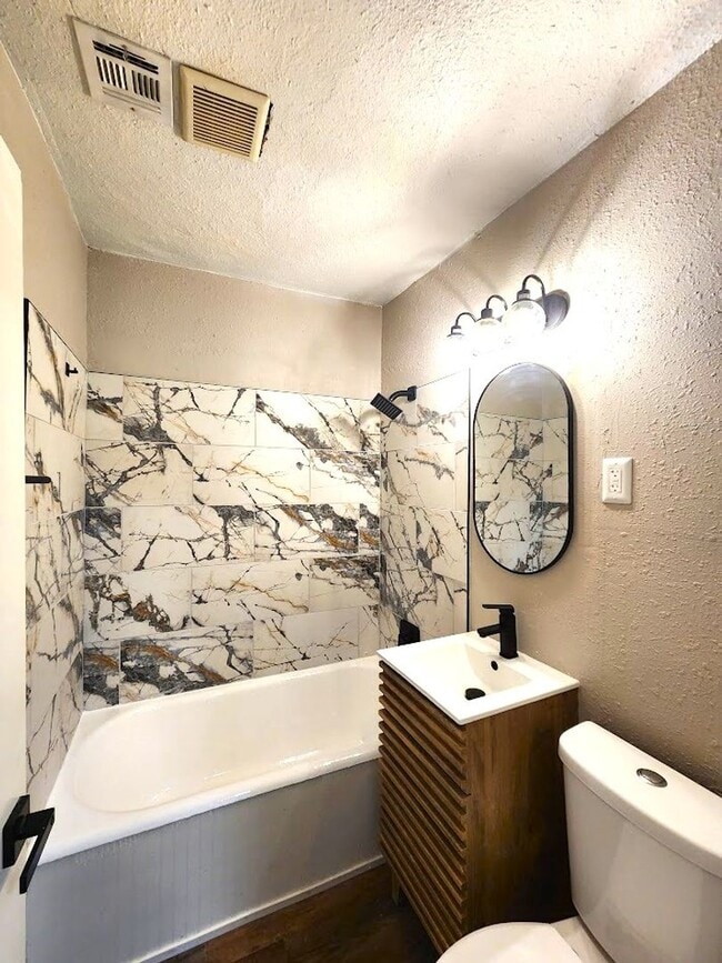 Building Photo - Fantastic 1 Bed 1 Bath Duplex in Shartel Blvd Addn. Close to OCU