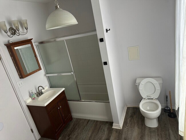 Building Photo - 1323 Winchester Ave