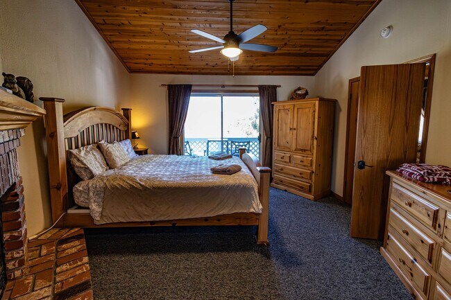 Building Photo - Spacious Three Bedroom located in Moonridge