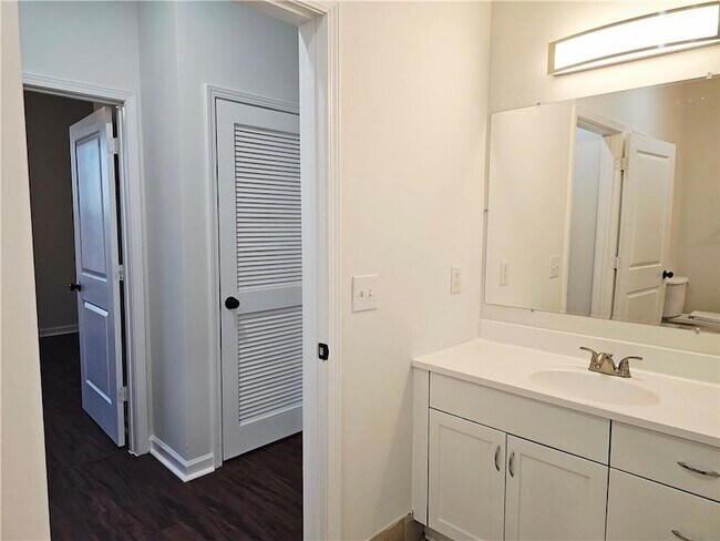 Building Photo - 870 Mayson Turner Rd NW