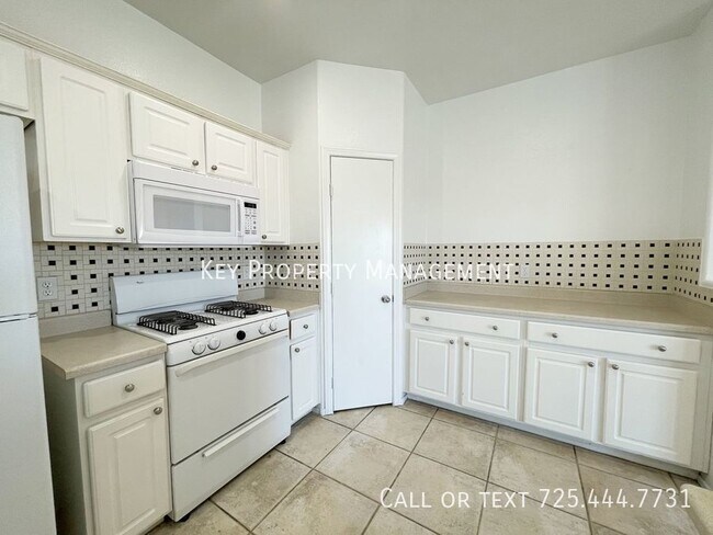 Building Photo - GORGEOUS THREE STORY 2 BEDROOM TOWNHOME IN...