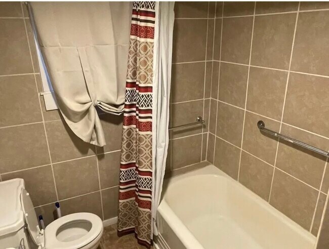 Bathroom tub - 1112 N 7th St