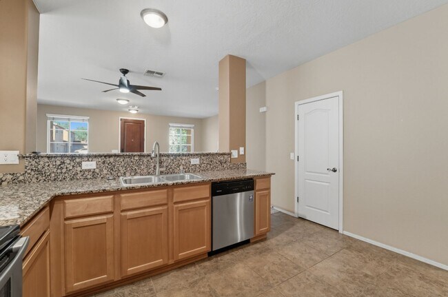 Building Photo - Stunning 3-bedroom, 2.5-bathroom home in t...