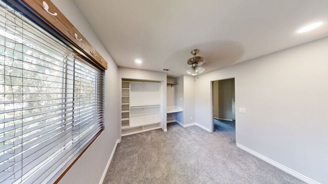 Building Photo - Beautiful 2 story 4 bed/2.5 bath Home in Y...