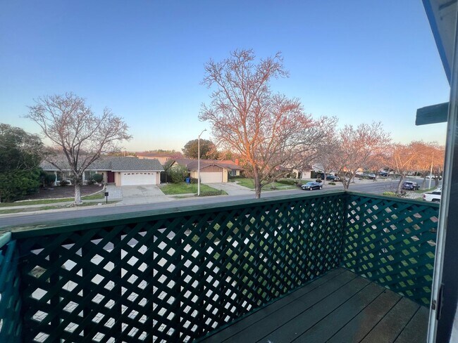 Building Photo - $500 OFF FIRST MONTH'S RENT!!!  BEAUTIFUL TWO LEVEL 3BD/3BA HOME AVAILABLE IN NEWARK, CA !!!!!!