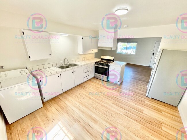 Building Photo - Charming 2-Bedroom 1 Bath fenced yard with patio