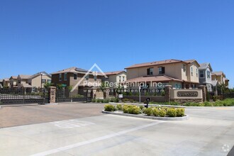 Building Photo - Beautiful Newer Roseville 3bd/2.5ba Home i...