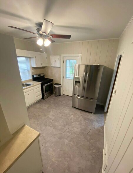 Kitchen - 541 Tompkins St