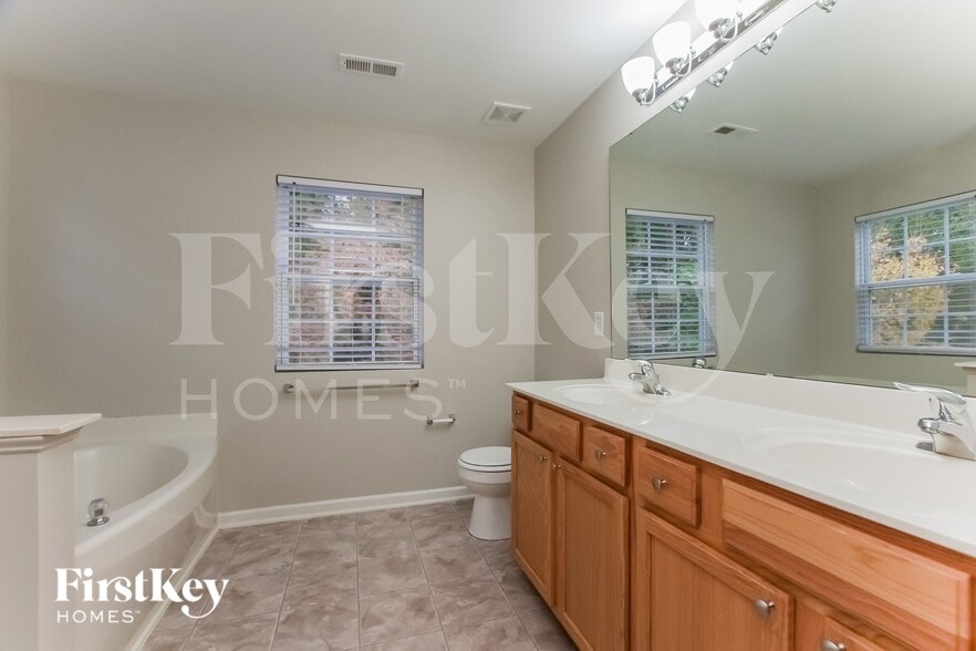 Building Photo - 2336 Equestrian Dr