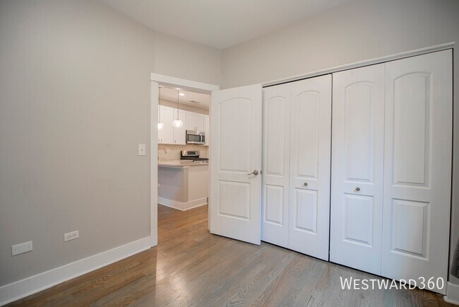 Building Photo - 2344 N Oakley Ave