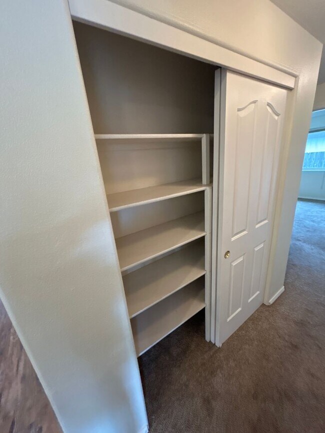 Building Photo - Beautiful 3 Bedroom 2 Bath Single Level Ho...