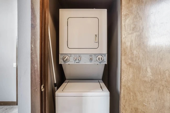 In-unit washer/dryer - 611 N Park Ave